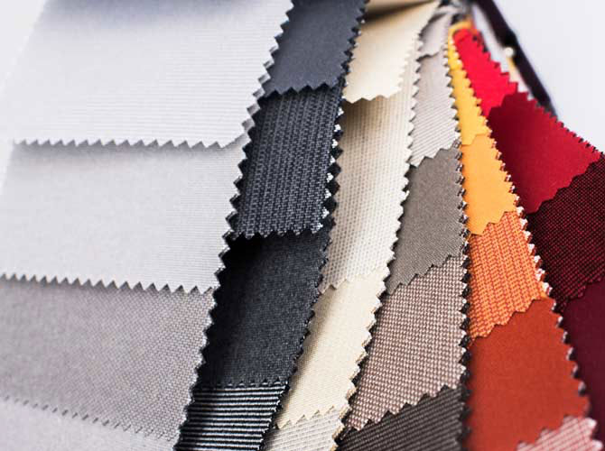 Textilfärgprover i grått, brunt, gult och rött